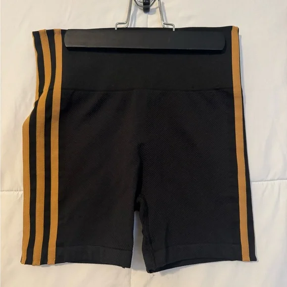 IVY PARK Shorts Ivy Park Black And Gold Bike Shorts Athletic